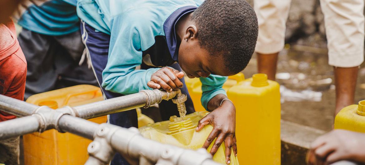 © Jospin Benekire/Un enfant s'approvisionne avec un robinet d'eau installé par les humanitaires dans l'est de la RDC
