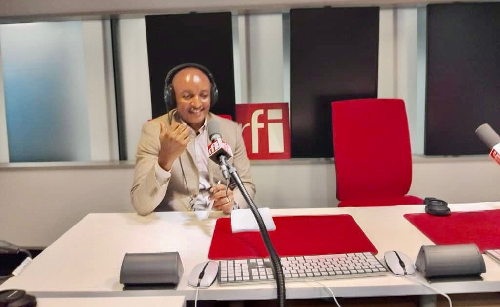Membre du club Rfi-Bukavu, Jean Paul Lokumu parle de l’Anadec, qui matérialise la vision du chef de l'Etat congolais, le 4 juillet 2024, au studio de ce média 