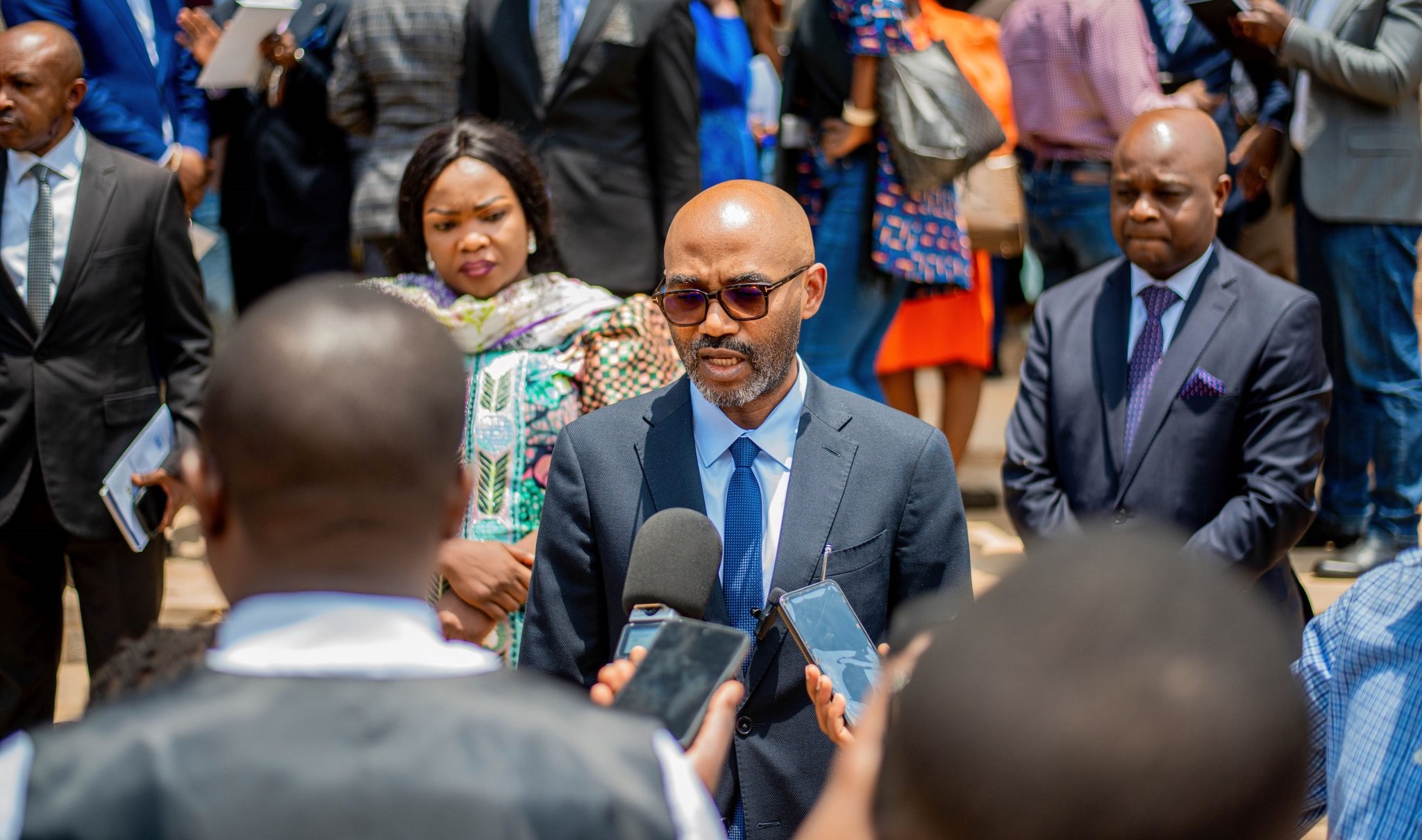 Le COPA a été lancé à Bukavu le 15/10/2024 par le ministre provincial/Sud-Kivu, Bernard Muhindo. En arrière plan : Aline Feza Mihigo (cheffe d'Antenne Transforme/Bukavu) et Joël Tembo (chargé des opérations COPA Zone-Est, pour le compte du consortium de mise en œuvre (Deloitte-IF Entrepreneurial-KE)