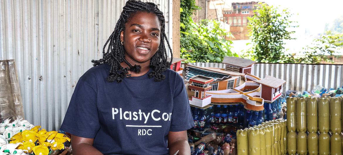 Nicole Menemene et une œuvre d'art en arrière plan (Onu Info)