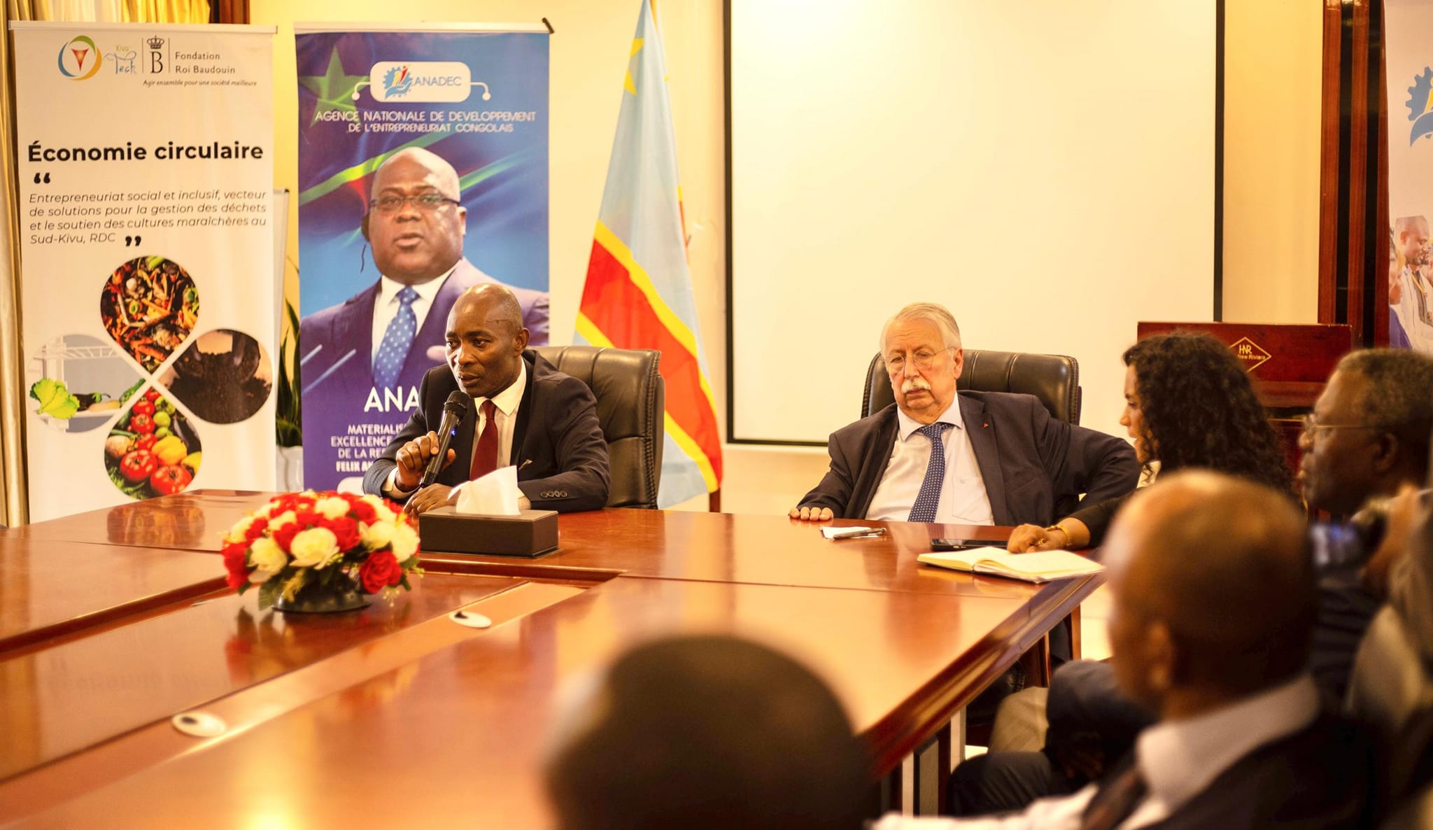 De gauche à droite : Jean-Jacques Purusi, le gouverneur du Sud-Kivu, et André Flahaut, le ministre d'Etat belge, dans une rencontre avec l'équipe de l'Anadec et les entrepreneurs du Sud-Kivu