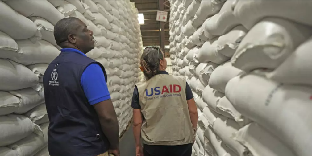Une employée de l'USAID et un employé du Programme alimentaire mondial inspectent des sacs de nourriture