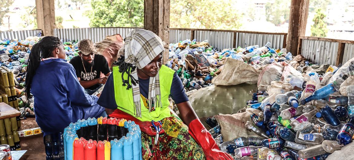 PLastyCor, la PME dirigée par Nicole Menemene, enseignante à l'Université catholique de Bukavu, valorise les déchets plastiques et leur donne une seconde vie