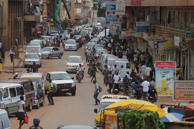 Pour Nasser Road, la rue et ses affiches doivent être bien comprises dans le contexte politique et économique de l’Ouganda, et en particulier dans la mobilité sociale limitée de ses citoyens