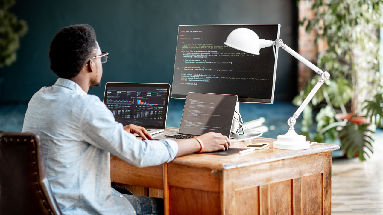 Un développeur africain en plein travail