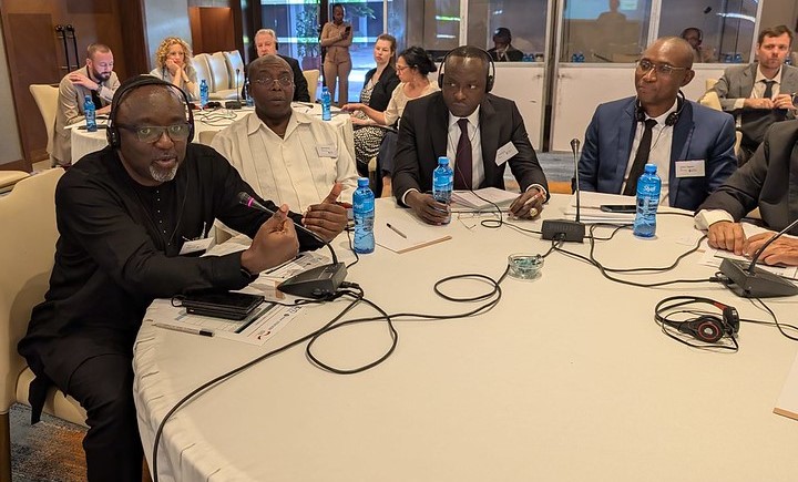 Face aux défis de la transition énergétique, qui entraîne une forte demande en minerais stratégiques, Jean-Jacques Kayembe (à gauche) alerte sur les risques accrus de corruption et de mauvaise gouvernance