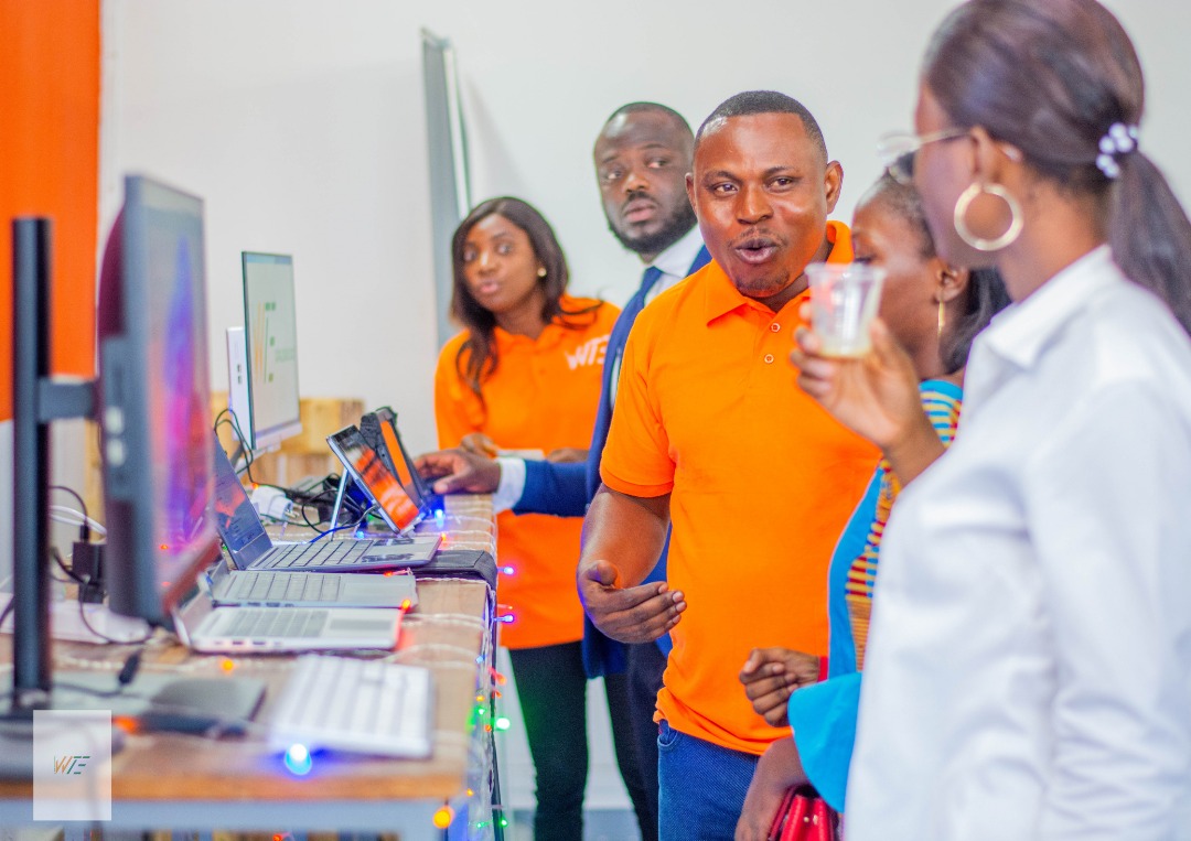 Une séance de travail à WorkTech Entreprise, dont le produit phare Yabéto, est une gamme d'ordinateurs, de téléphones et de tablettes conçus et assemblés entièrement en RDC