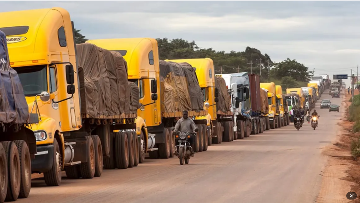 La RDC et la Zambie dépendent fortement du transport routier pour leurs échanges de minerais et sont donc parfois soumis à des retards et problèmes conséquents. Ici, des camions à Kasumbalesa. 
