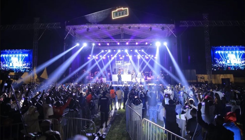 Et puis vint la nuit. Le podium était la toile, le public, la palette, et Fally Ipupa, le peintre...