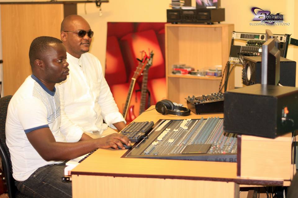 Jean Bruno de Gloire dans son studio du Cap, avec un producteur