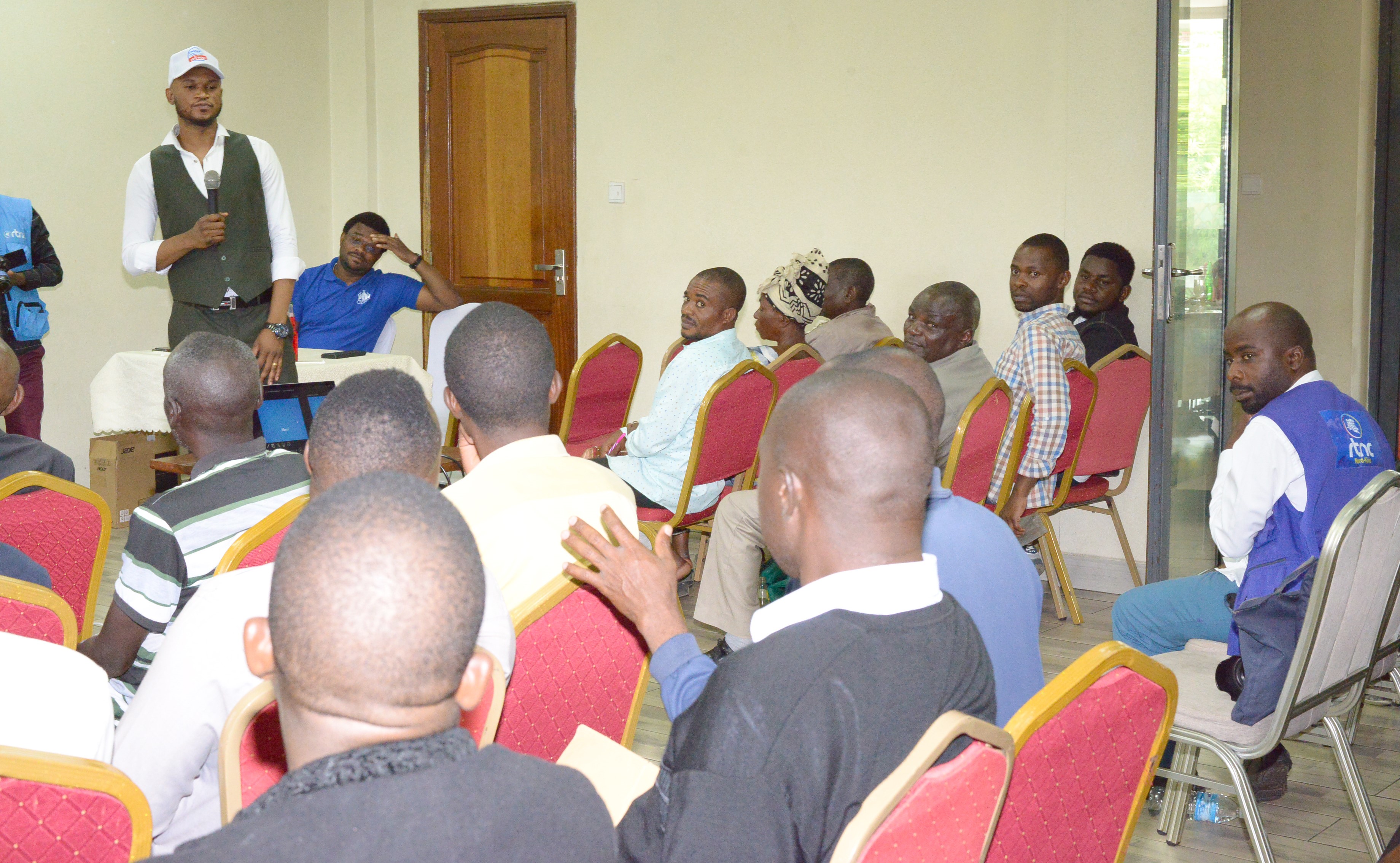 Samuel Mando, chef de service relation avec les assurés à la CNSSAP, lors d'une séance de sensibilisation à Goma