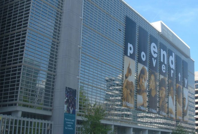 En 2023, les dépenses des pays africains pour le service de la dette extérieure (intérêts et capital) auront atteint 17 % des recettes publiques, soit le niveau le plus élevé depuis 1999