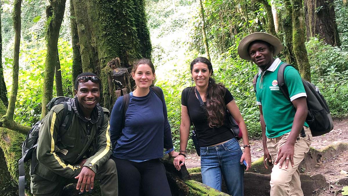 Justin Irenge, à droit, avec des touristes