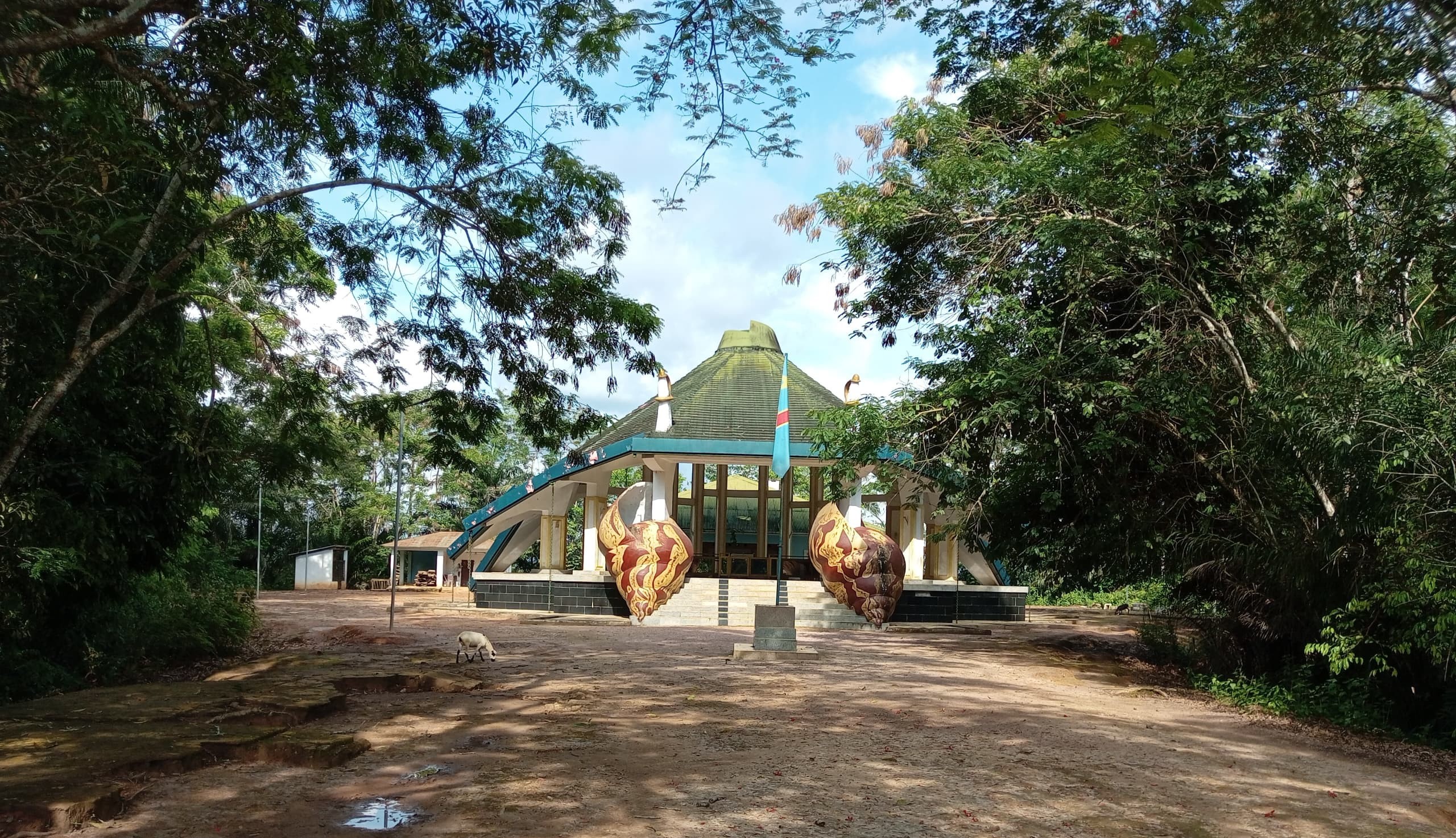 Né à Dizi en 1915, près de Tshela, dans le Mayombe (Kongo central), Joseph Kasa-Vubu a forgé son éducation au contact de la foi catholique par le biais du Grand séminaire de Kabwe-lez-Luluabourg